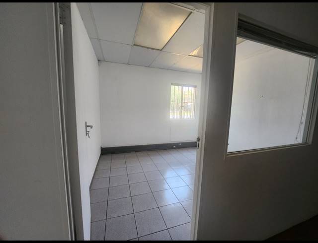 182M² OFFICE TO LET IN RANDJESPARK